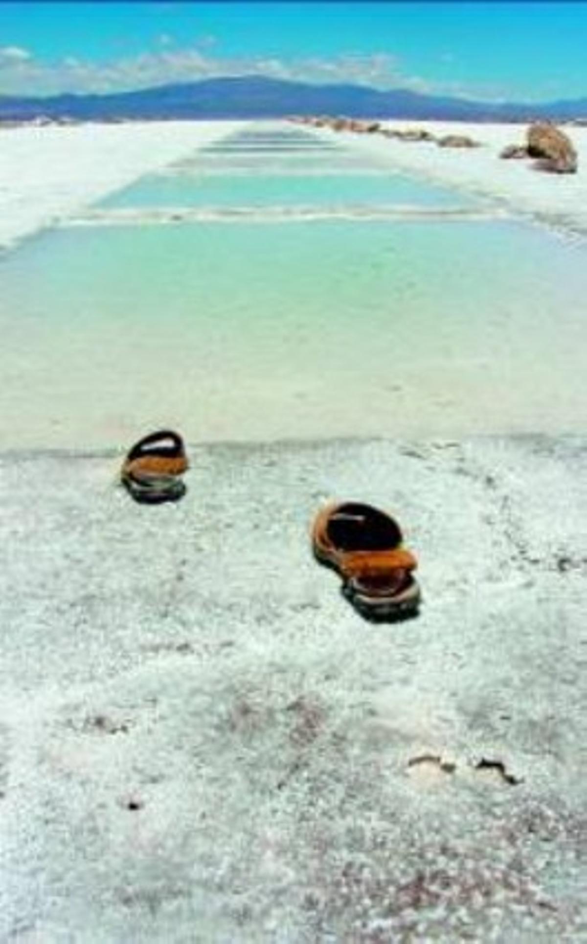 Salinas Grandes (Argentina), on Berta Alarcó (foto) va compondre aquesta imatge amb les seves sandàlies. Salinas Grandes (Argentina), on Berta Alarcó (foto) va compondre aquesta imatge amb les seves sandàlies.