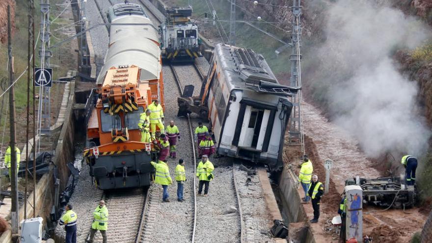 Preparatius del desballestament de l&#039;únic vagó del tren descarrilat