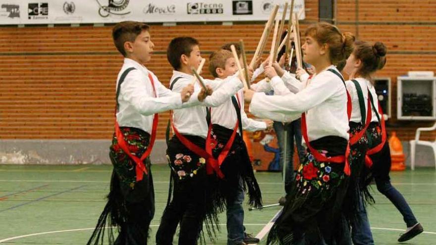 Uno de los grupos se animó con la danza del paloteo.