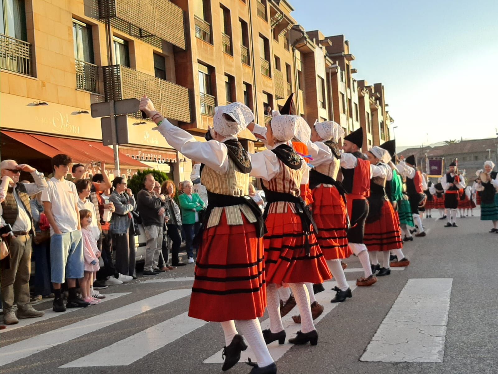 Villaviciosa ofrece el primer mosto a la Portalina: así ha sido el acto seguido de un desfile de carrozas