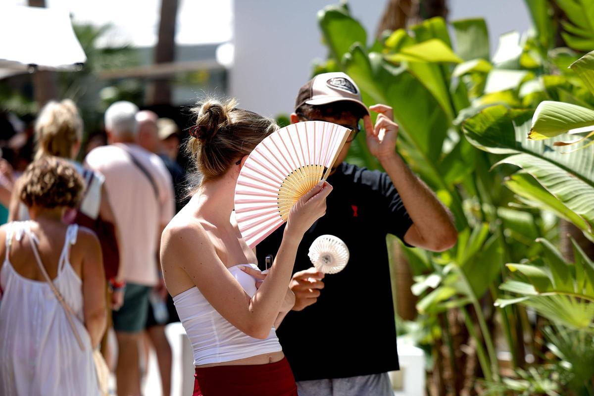 El emblemático mercadillo hippie de Punta Arabí, en imágenes