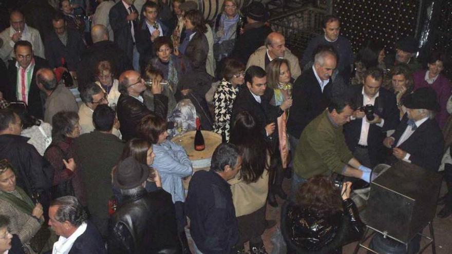 Visitantes disfrutan de una actividad organizada por una bodega de Toro.