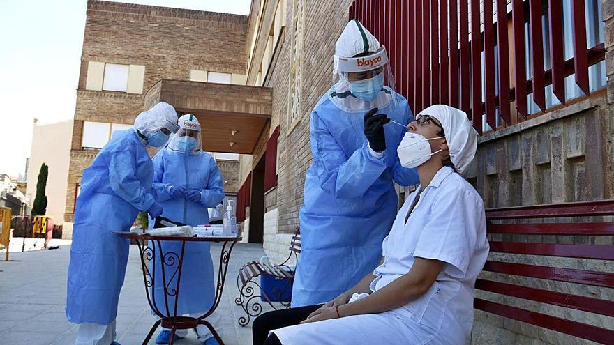 Calculen que falten 70 sanitaris per afrontar el brot de Lleida