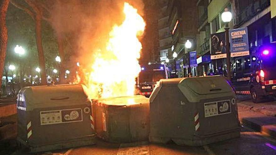 Contenidors cremant a la Rambla el mes d&#039;octubre passat