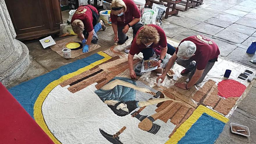 Mujeres de San Martiño, trabajando ayer en el tapiz.   | // SANTOS Á.