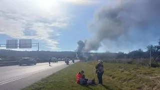 Un coche con una pareja y sus dos nietas pequeñas se incendia en la autopista de Inca