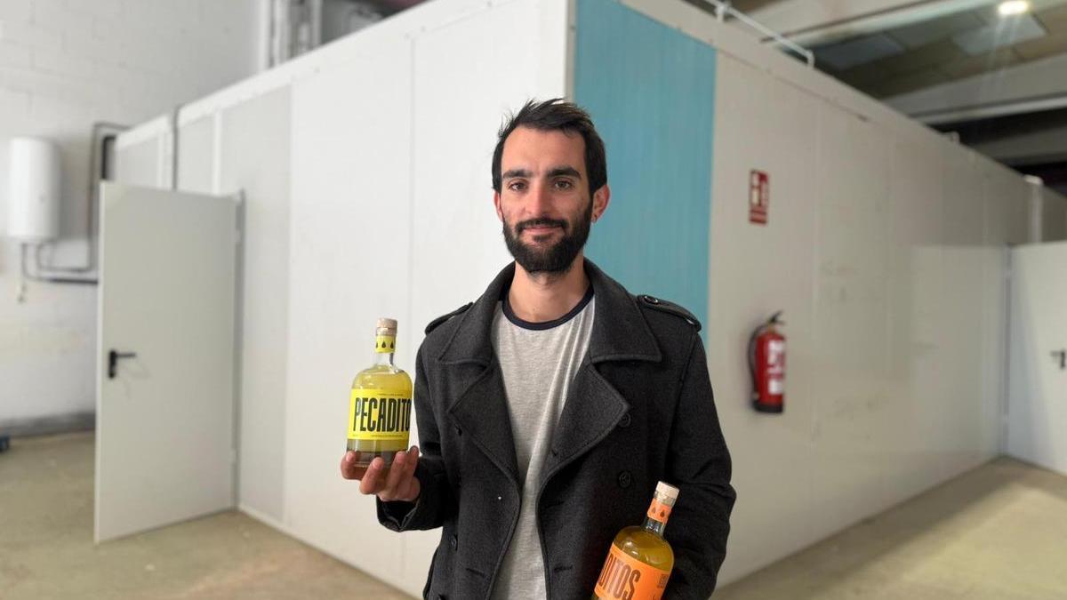 El fundador de "Fins la Última Gota", Pol Moratonas, a la seva nau amb dues ampolles de les seves marques