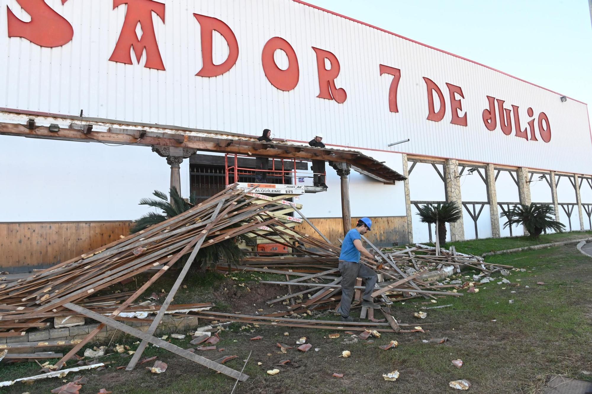 Inician el desmantelamiento del Asador 7 de Julio de Castelló previo al derribo