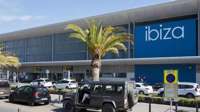 Detalle de la fachada del aeropuerto de Ibiza