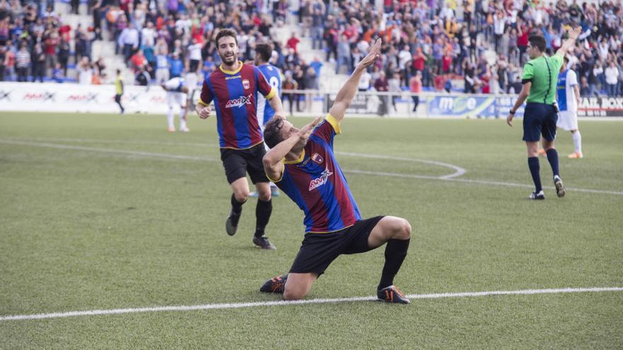 Diego Piquero celebra un gol con el Eldense.