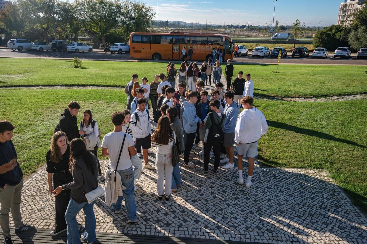 Estudiantes universitarios exploran las oportunidades que ofrece la Uex en su XIII Feria Educativa.