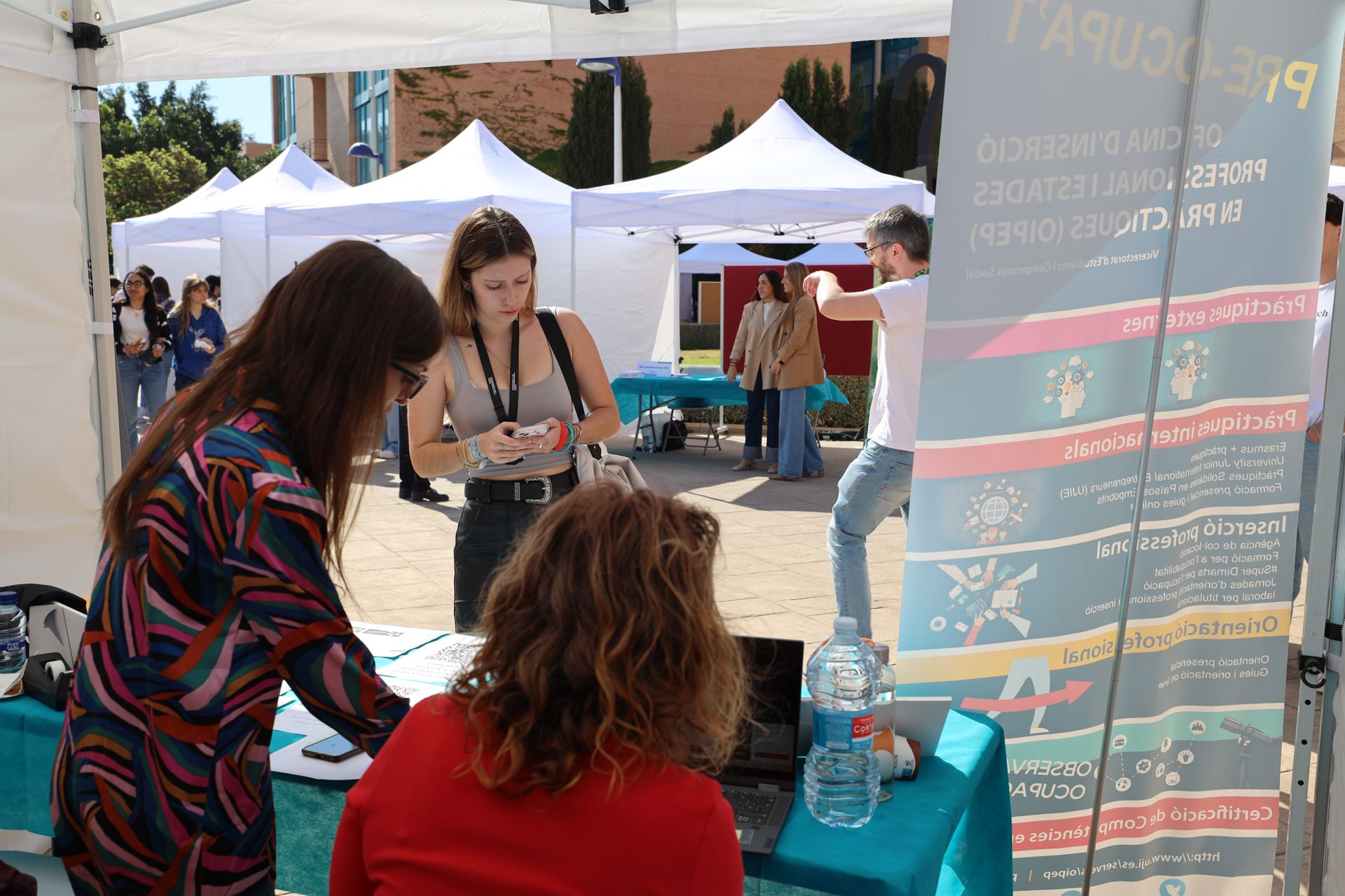 Más de mil universitarios aspiran a un empleo en la industria 5.0 de Castellón. Así ha sido la Feria de Empresas de la UJI.