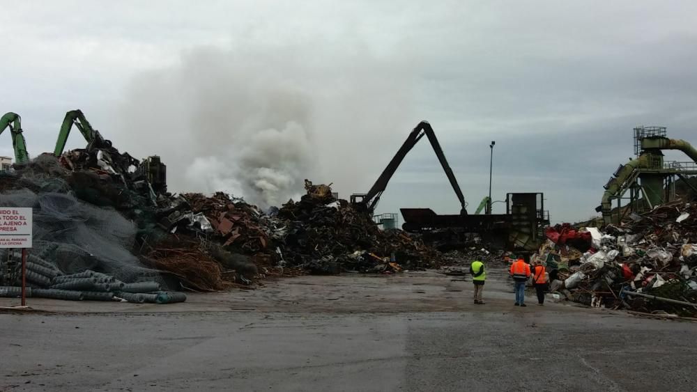 El desguace incendiado hoy por la mañana, tras controlar por completo el fuego los bomberos.