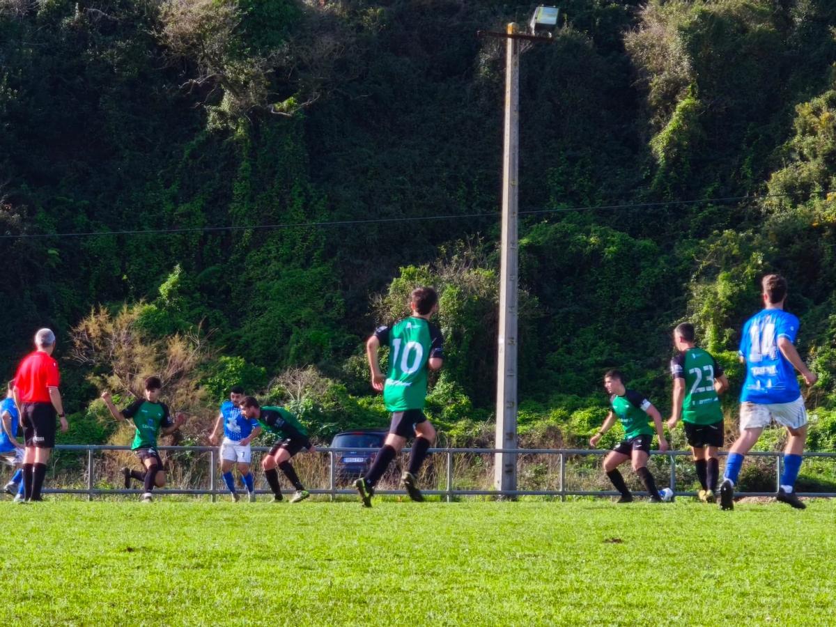 Un instante del partido entre el Cornellana y el Tapia.