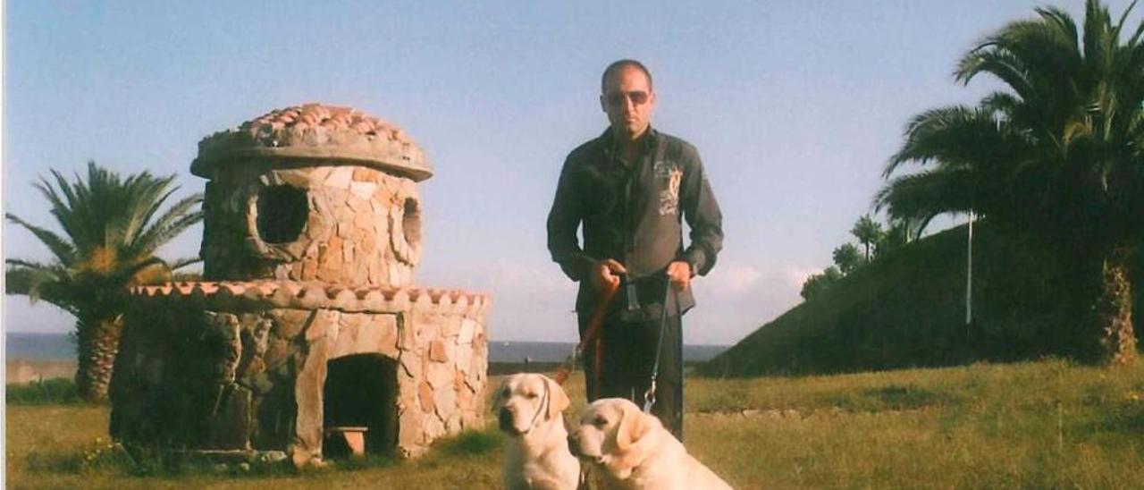 José Emilio Suárez Trashorras, con los perros de una terapia que seguía en El Dueso.