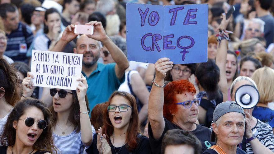 Una marcha de apoyo a la víctima de La Manada.