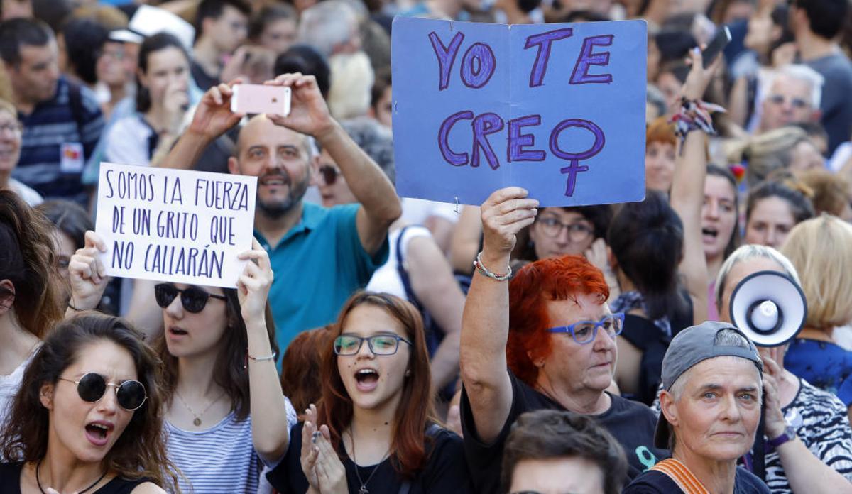 Una marcha de apoyo a la víctima de La Manada.