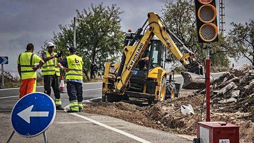 Actuación para reducir la profundidad de las cunetas en la carretera Alcoy-Benidorm.