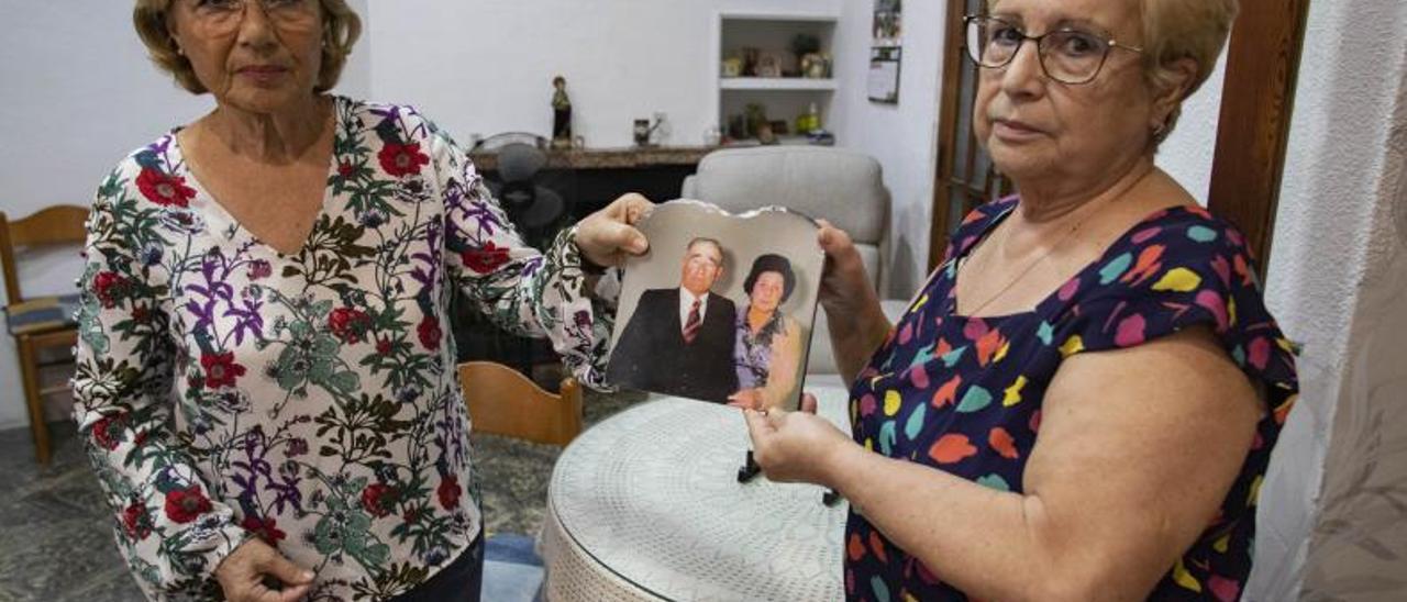 Marina y Josefa Sifre muestran uno de los pocos recuerdos que conservan de su padre, fallecido aquel fatídico 20 de octubre. | PERALES IBORRA
