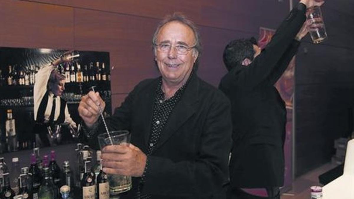 Joan Manuel Serrat, ayer, en la fiesta del 80º cumpleaños de la coctelería Boadas.