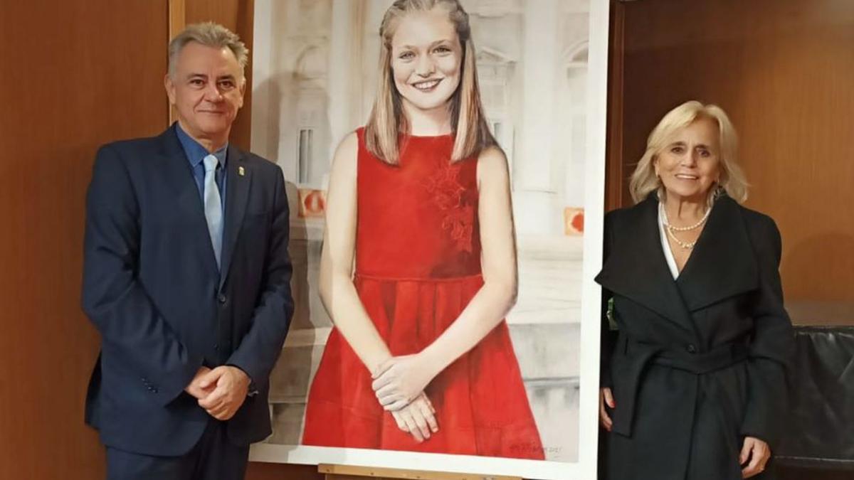 Valentín Martínez-Otero y Rosario Abreu posan junto al retrato de la Princesa de Asturias donado al Centro Asturiano de Madrid. | LNE