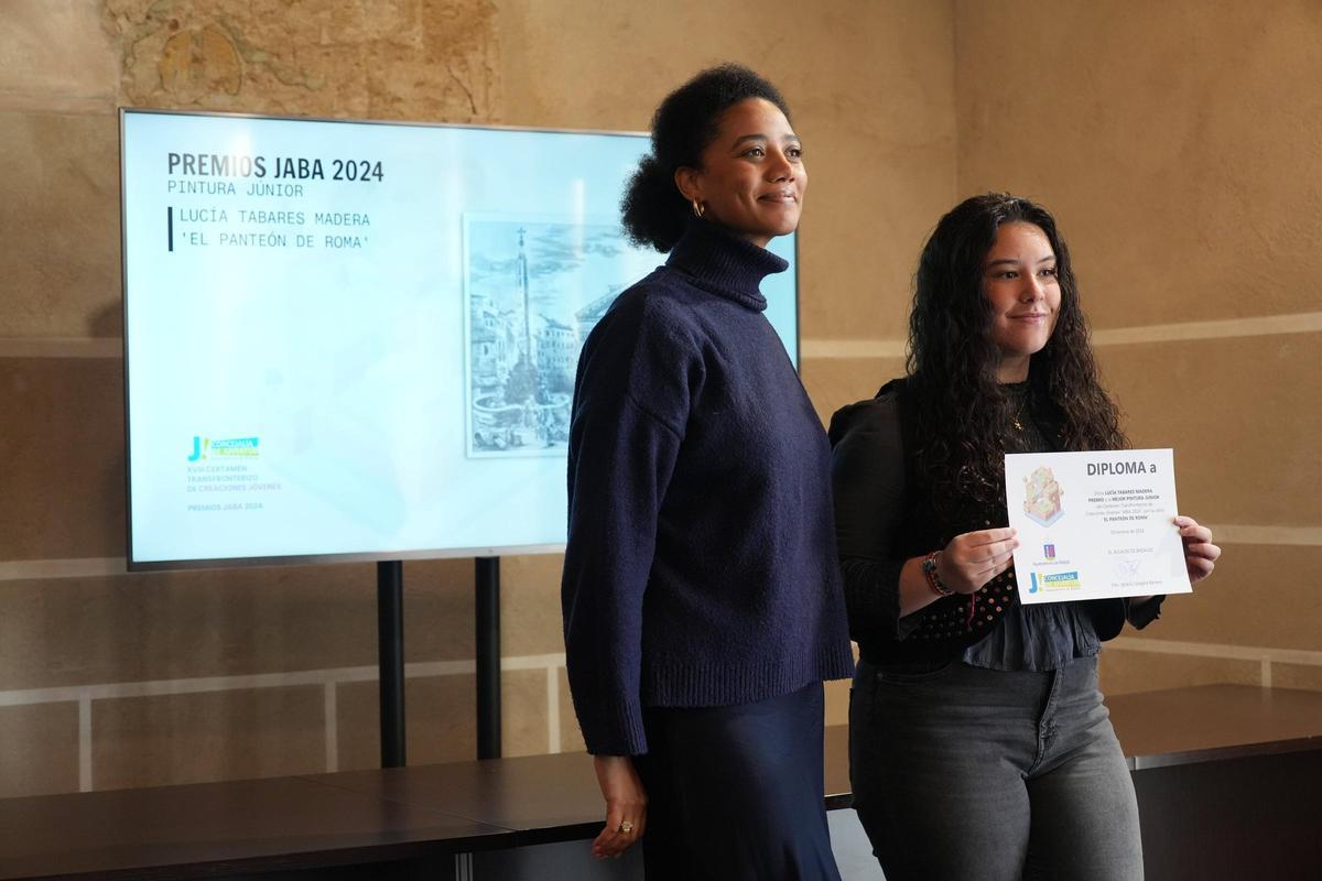 Mariema Seck entrega el diploma de la categoría Junior de pintura a Lucía Tabares, ayer.