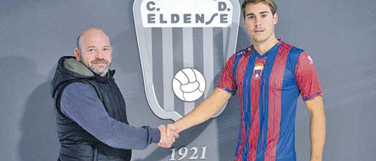 Mateu Ferrer posa con la camiseta del Eldense en su fichaje por el club alicantino.