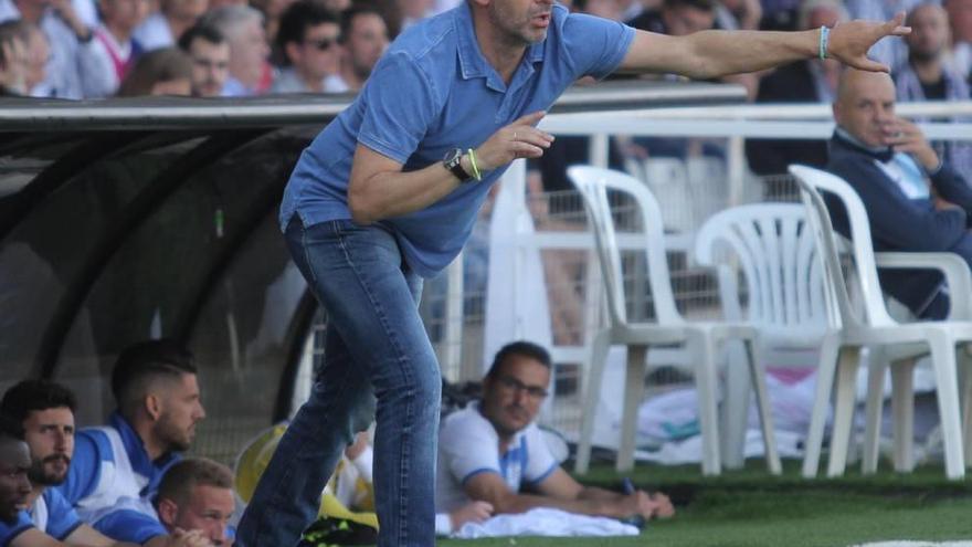 Alberto Monteagudo da instrucciones en la fase de ascenso en el partido frente al Majadahonda