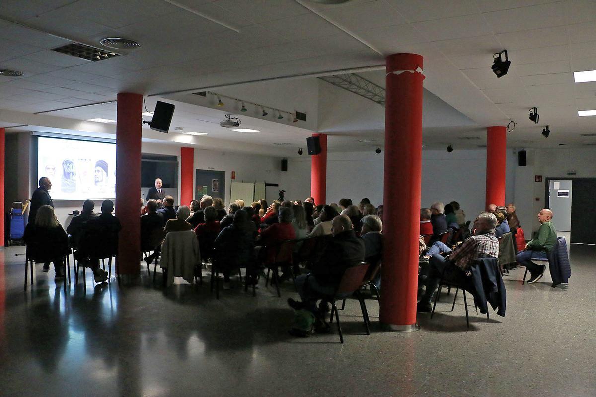 Más de 60 personas asistieron a la charla del club de historia Puçol.
