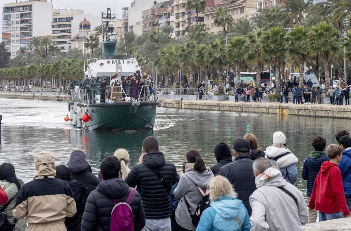 Los Reyes Magos llegan al puerto de Alicante en una tarde marcada por el frío y la lluvia