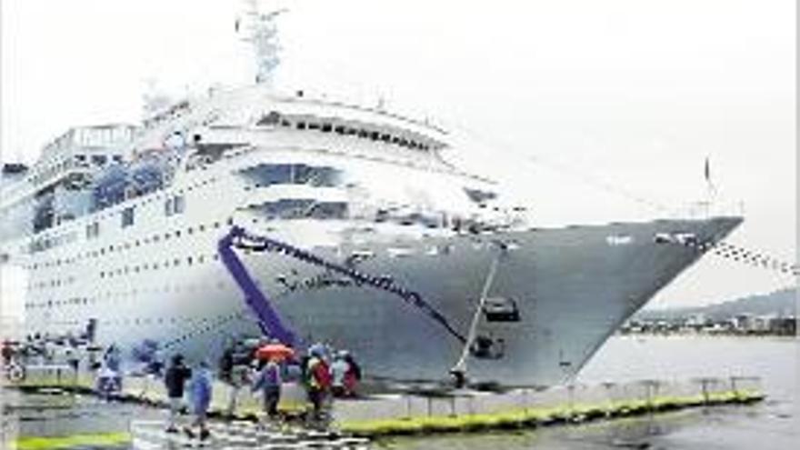 El vaixell Thomson Dream, al port de Palamós.