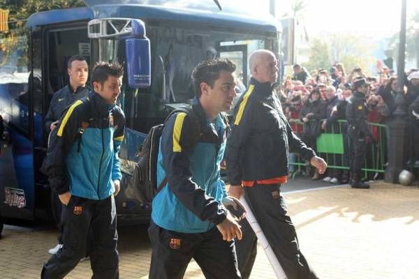 Una multitud recibe al Barça