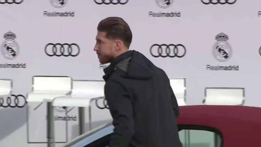 Los jugadores del Real Madrid reciben sus nuevos coches