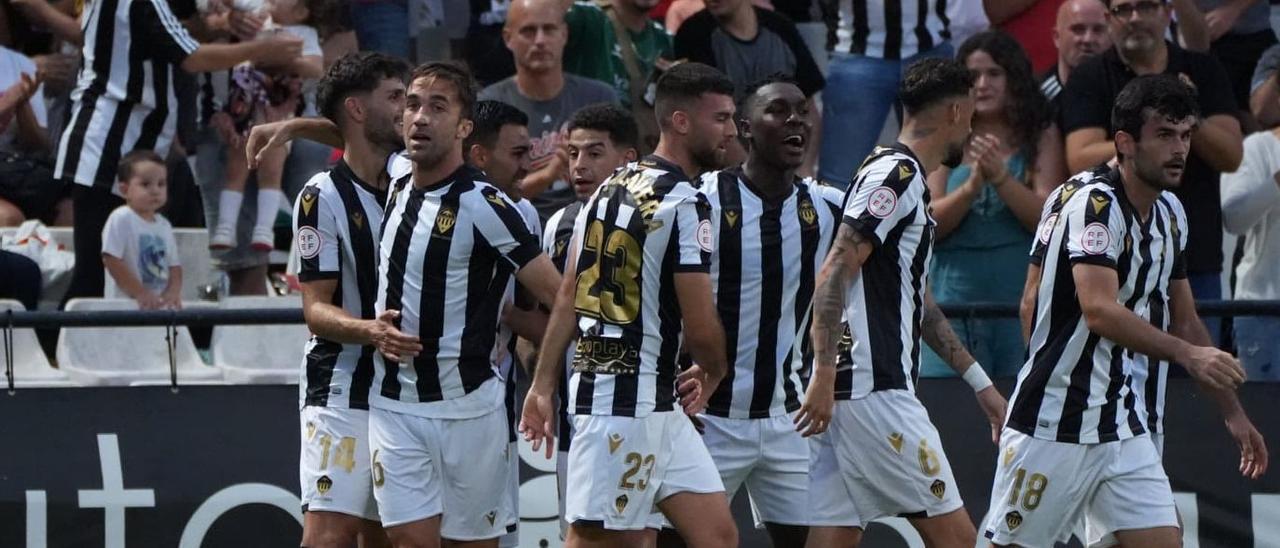 Los jugadores del CD Castellón celebran uno de los dos goles ante el Athletic Club de Bilbao B.