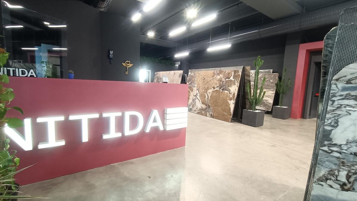 Nitida Innovation emplea las materias primas naturales, como mármoles, piedras, cementos o maderas, así como las combinaciones de las mismas (mixes) para dar lugar a gráficas de gran atractivo y estilo.