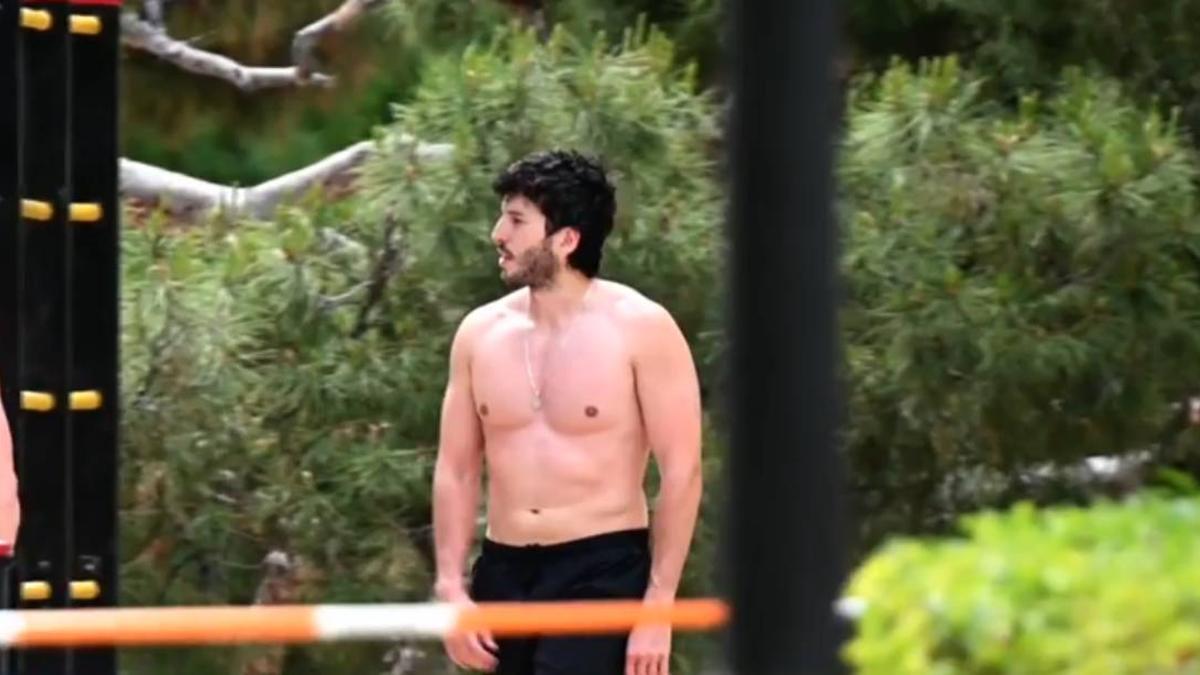 Las imágenes de Sebastián Yatra en 'topless' en el Retiro de las que habla todo el mundo
