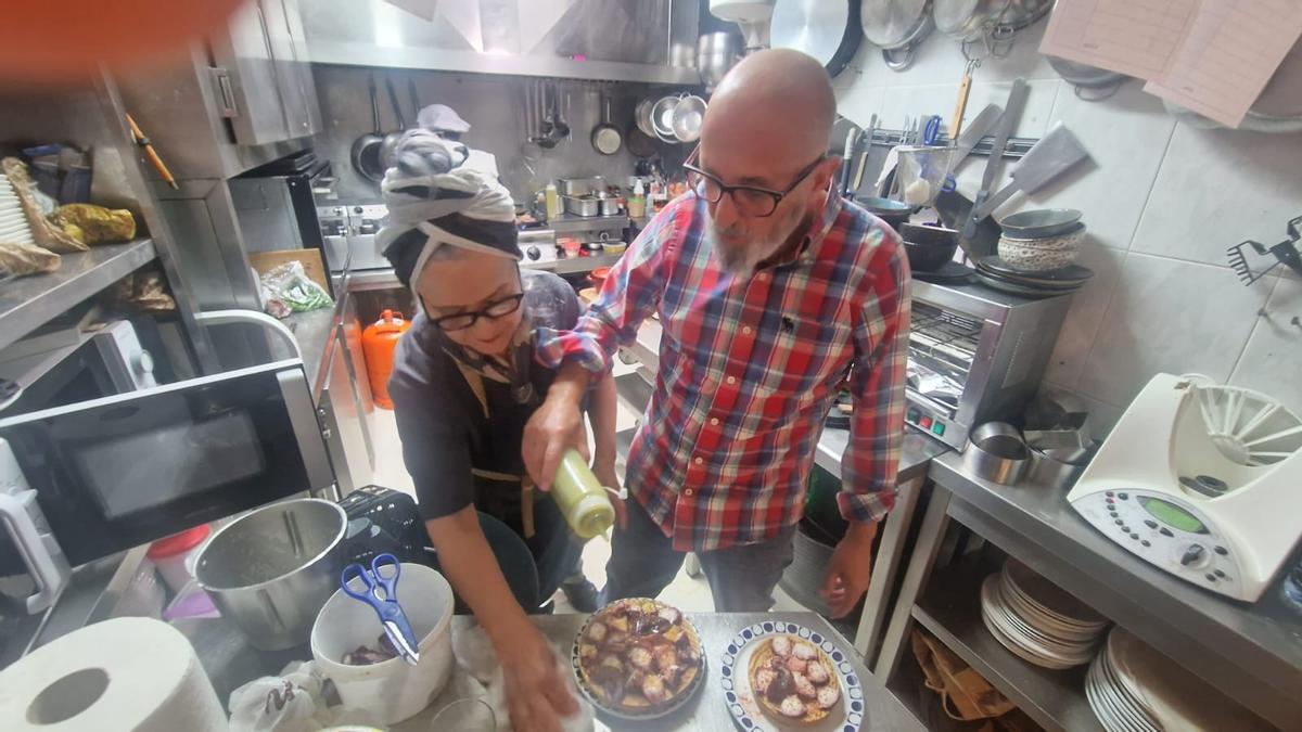 Los responsables del restaurante Xoxe's preparando una tapa y una ración.