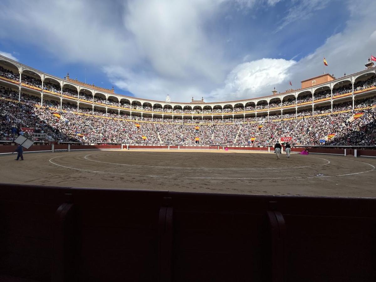 Descargar La Comunidad de Madrid celebra la tradicional corrida por San Isidro con lleno absoluto en Las Ventas.