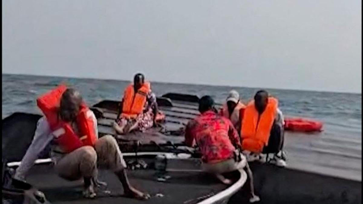 Rescate de pasajeros tras el vuelco de una embarcación en el lago Kariba, en Zimbabue, debido a un fuerte oleaje el 11 de agosto de 2026. Al menos 15 personas murieron y 27 permanecen desaparecidas después de que un transbordador sobrecargado volcara en el lago Kariba, según informaron las autoridades el 12 de agosto de 2026. La embarcación, que transporta pasajeros entre la localidad de Kariba (en el norte) y diversas islas y campamentos de pescadores, zozobró tras enfrentarse a un fuerte oleaje.