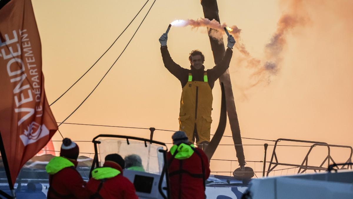 Charlie Dalin celebrando el triunfo en la Vendée Globe
