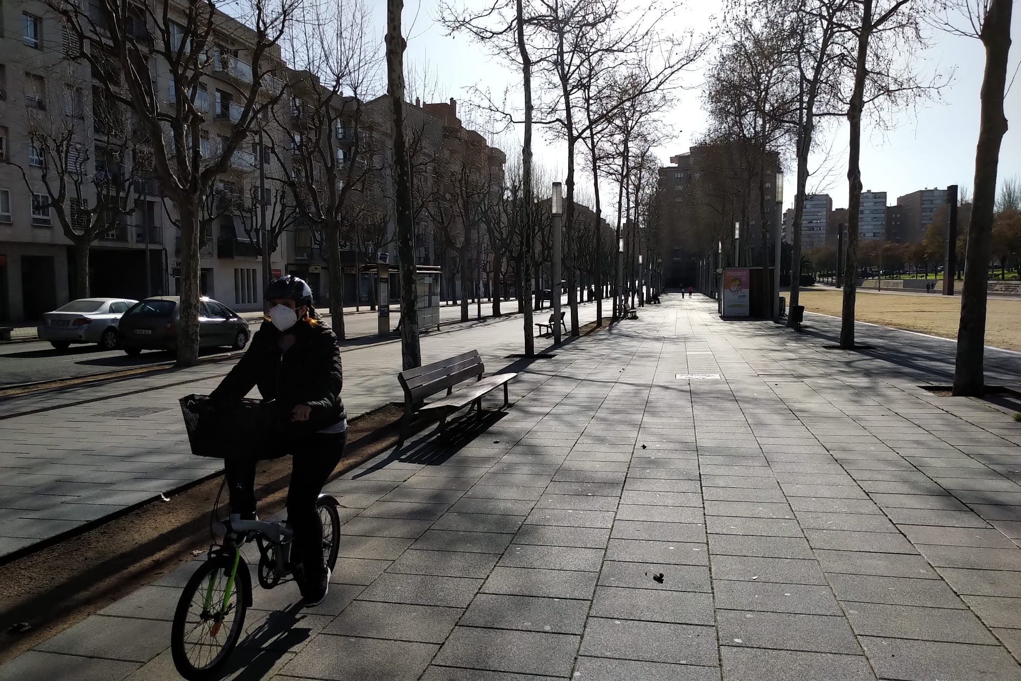 Un ciclista pasa por la acera del Camí de la Geganta de Mataró, este miércoles.