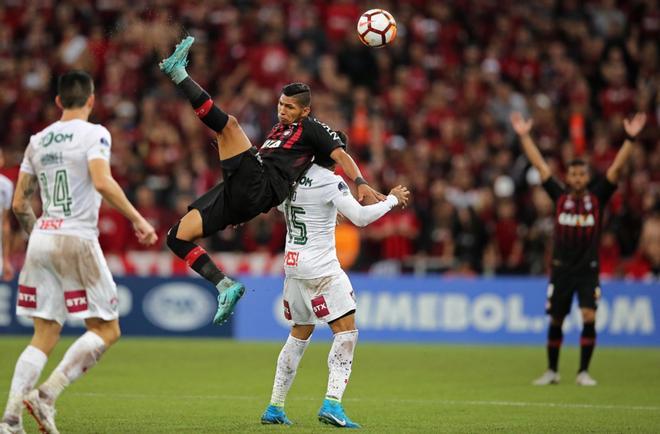 Rony del Atletico Paranaense (L) con Leo del Fluminense (R), durante el partido de semifinales de la Copa Sudamericana 2018 entre el Paranaense y el Fluminense en el estadio Arena da Baixada en Curitiba, Brasil.