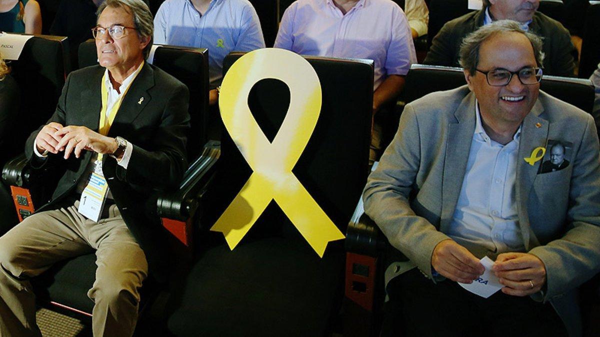 Artur Mas, un lazo amarillo en representación de Puigdemont y Quim Torra, en un acto del PDECat