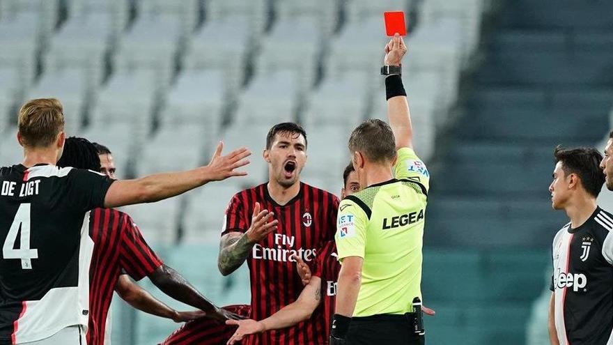 La expulsión de Rebic en el Juventus-Milan.