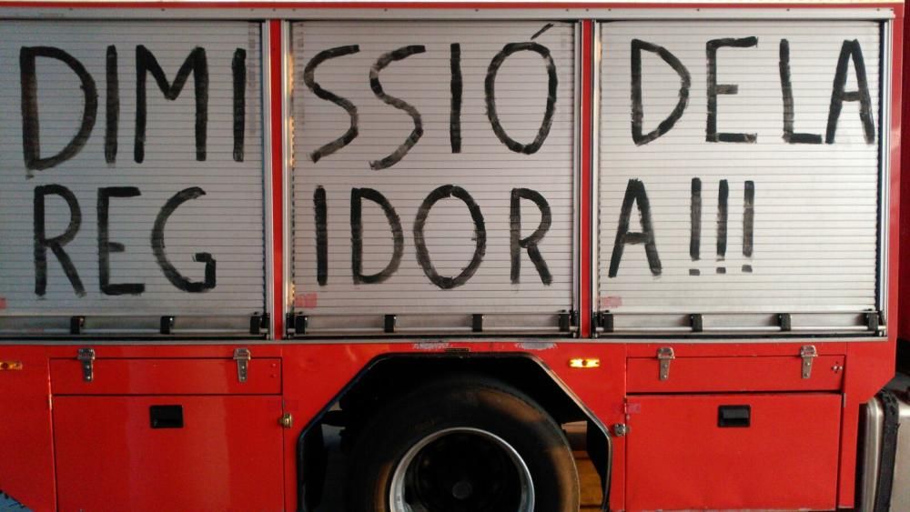 Pintadas en los camiones de bomberos de Palma