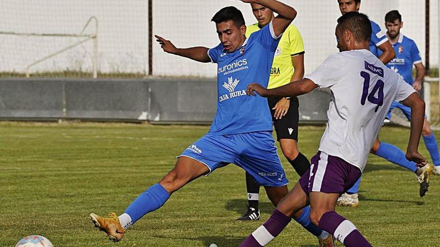 Un jugador del CD Villaralbo trata de interceptar un pase rival.