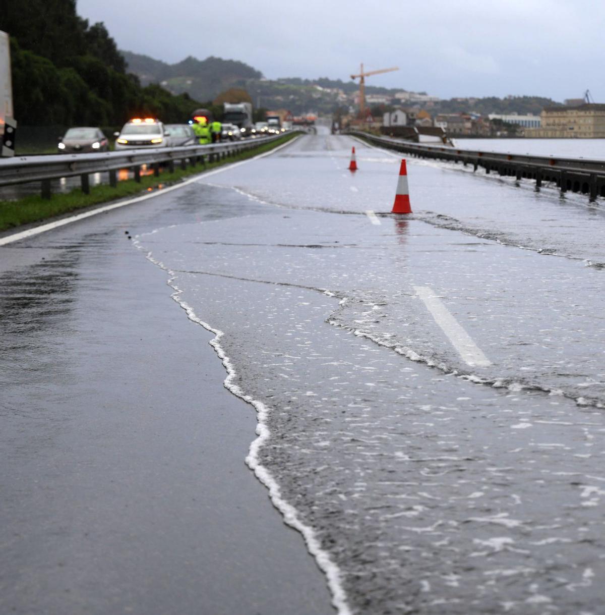 La PO-11, en Lourizán, totalmente cortada por la pleamar. |  Gustavo Santos