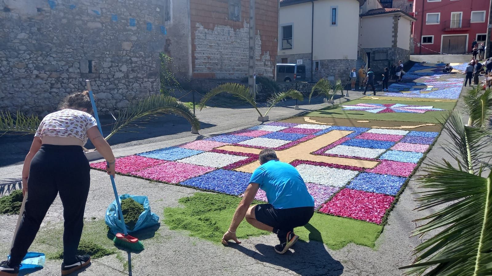 Cue se llena de color con sus alfombras florales