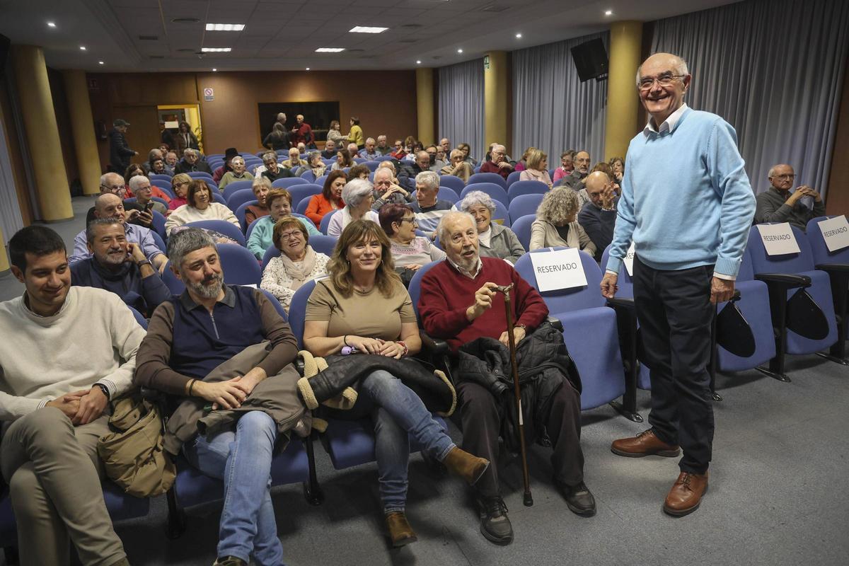Buenaventura Navarro, poco antes del inicio de la charla.