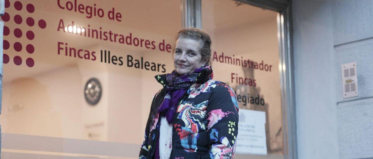 Matilde Rossich, ayer, frente al Colegio de Administradores de Fincas de Balears. | MANU MIELNIEZUK